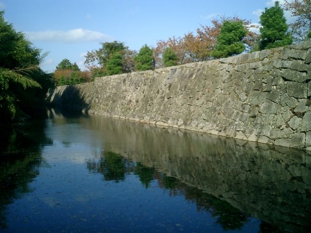 This image has an empty alt attribute; its file name is koriyama-castle-moat.jpg