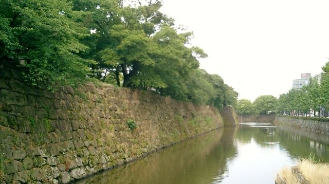 This image has an empty alt attribute; its file name is wakayama-castle-moat.jpg